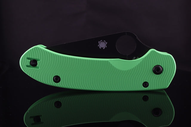 Spyderco Para 3 LW aluminum scale, Cerakote in Parakeet Green